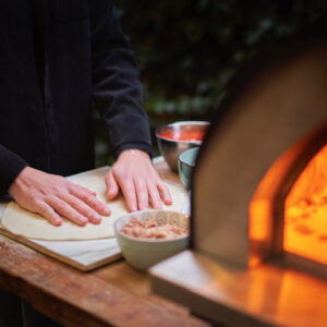 Bereiding pizza - deegbollen - pizza oven kopen