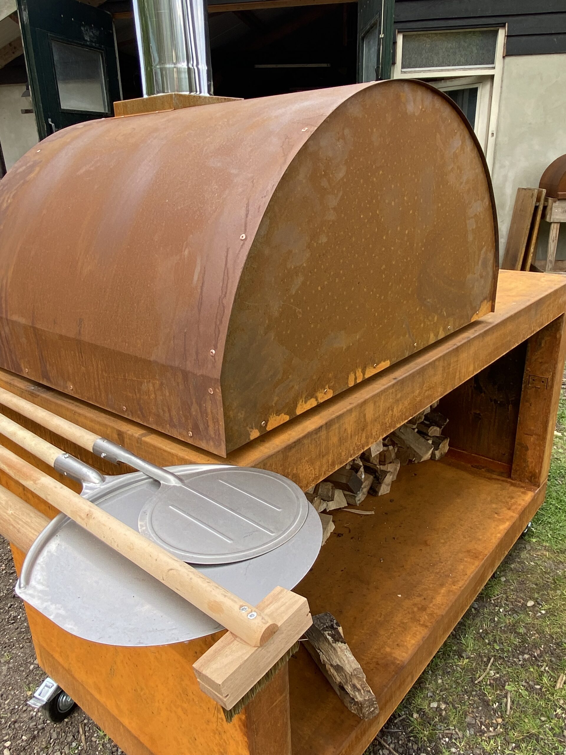 BEEK Corten 90 Pizza Oven inclusief afgebeeld onderstel en delige pizza  tools seti nclusief keramisch werkblad van 70x80cm